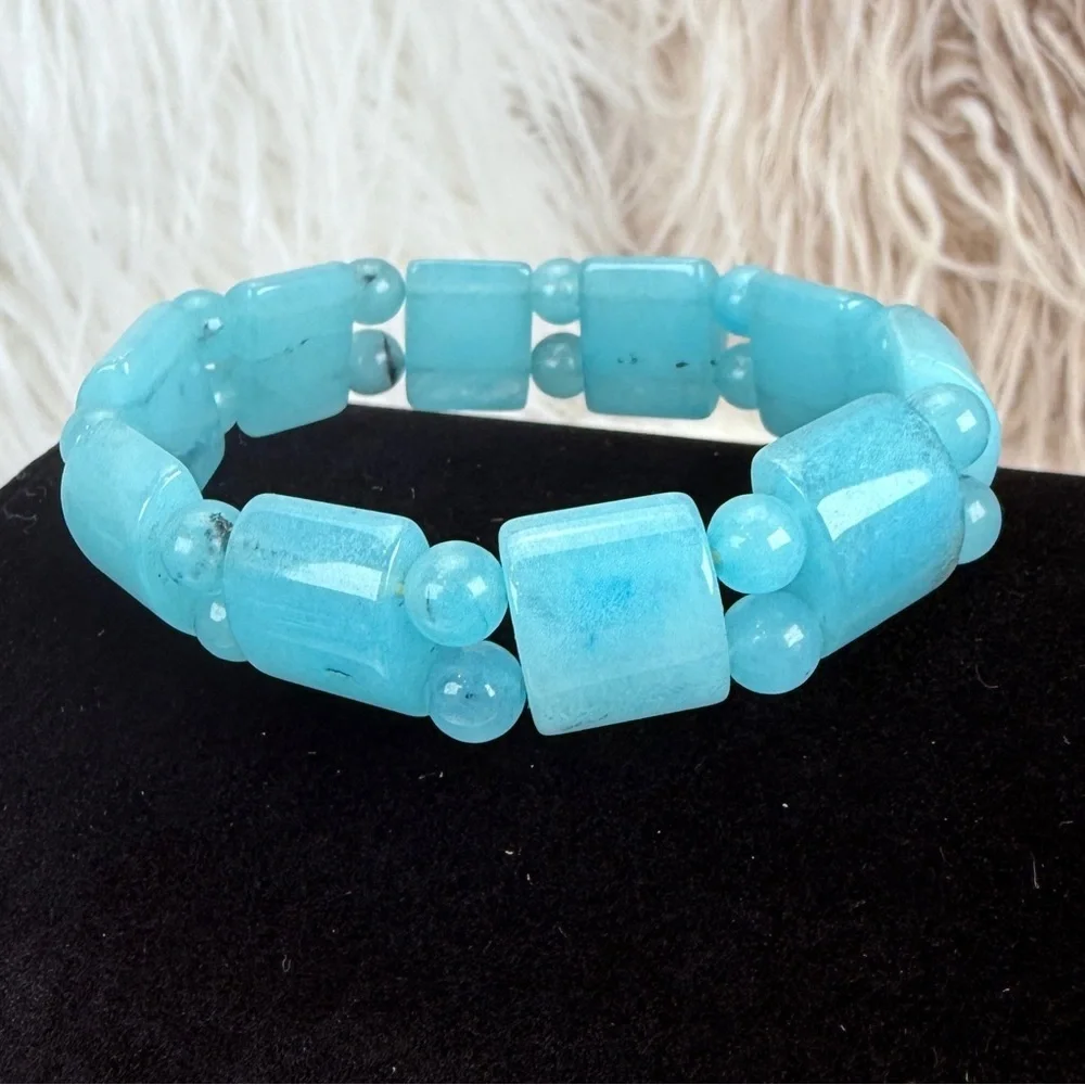 Gorgeous, weighted blue stone stretch costume bracelet
